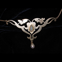 Kette mit Blumenranken und Opal Galeriebild