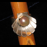 Ring mit Jakobsmuschel und Perle Galeriebild